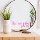 Adesivo de parede Her Vibe is Pretty Inspirational PVC 8x24cm Adesivo de parede Her Vibe is Pretty Inspirational PVC 8x24cm