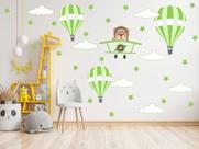 adesivo de parede urso aviador verde candy balões e nuvens