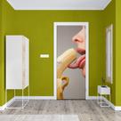Adesivo de Porta Mulher Lambendo Banana
