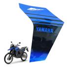 Adesivo Gráfico Aba Tanque Esquerdo Xtz Lander 250 2025 Azul Metálico Adesivo Gráfico Aba Tanque Esquerdo Xtz Lander 250 2025 Azul Metálico