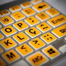 Adesivo Teclado Baixa Visão para PC e Notebook em Alto Contraste Amarelo Letras Pretas