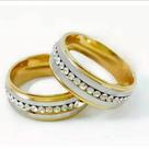 " Aliança de Prata Cravejada com Cristais e Banho de Ouro 18K: Elegância Brilhante "