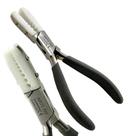 Alicate Avon Surgical com mordentes de nylon, cabo preto e aço alemão