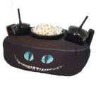 Almofada Com Bolso Porta Pipoca Balde + Copos Gato Risonho Alice 1 Almofada Com Bolso Porta Pipoca Balde + Copos Gato Risonho Alice 1