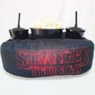 Almofada Com Bolso Porta Pipoca Balde + Copos Stranger Things Logo