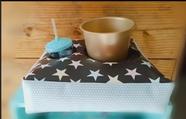 ALMOFADA com suporte de Pipoca e Bebidas preta com estrelas brancas,