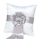 Almofada de aliança de casamento elegante de cetim branco com laço e pérola