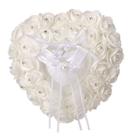 Almofada de aliança de casamento em forma de coração com rosas brancas e pérolas