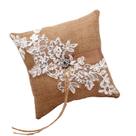 Almofada de aliança de casamento rústica com laço e renda 20x20cm marrom