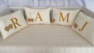 Almofada Decorativa Personalizada Bordada com Inicial do Nome Dourada