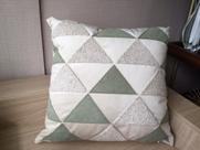 Almofada veludo bordado cordão mescla Verde e Bege 52 x 52 cm