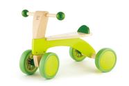 Ande em uma bicicleta de madeira em forma de scoot em torno de uma criança verde de quatro rodas