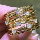 Anel de Casamento Multicamadas com Zircônia Cúbica Dourada - Joia para Mulheres