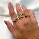 Anel desing x lateral lisa e cravejada cristal banhado a ouro 18k