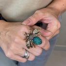 Anel Dourado Abelha Strass Grafite e Verde Esmeralda