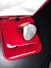Anel feminino dourado com pedra