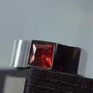 Anel Key Design Artie de Aço Prata e Pedra Zircônia Vermelha