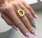Anel letra D, banhado a ouro 18k, com regulagem Anel letra D, banhado a ouro 18k, com regulagem