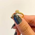 Anel solitário cravejado com detalhe 2 zírcônias banhado a ouro 18k