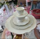 Ap. de jantar de 42 pcs porcelana , gravação auto relevo com filete dourado
