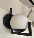 Arandela AR.5402 Preto Fosco com globo leitoso com botão liga desliga - OldArtisan