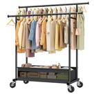 Arara para roupas Snhomee com duas barras, cesto e rodízios