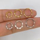 Argola aço cirúrgico points clicker dourada com zircônias