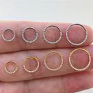 Argola clicker de titânio com zircônias frontais