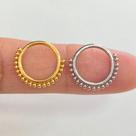 Argola clicker em titânio com bolinhas - dourada