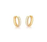 Argola com cravação baguete e zircônias laterais banhada a ouro - 2 cm x 5 mm