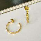 Argola spike lisa banhada em ouro 18k