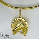 Aro liso folheado em ouro 18k com pingente de ferradura com cavalo