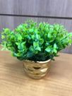Arranjo artificial com base dourado