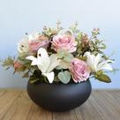 Arranjo Artificial Rosas e Lírios no Vaso Preto Formosinha