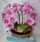 Arranjo Com 4 Orquídeas Violeta Vaso Cobre 28cm Arranjo Com 4 Orquídeas Violeta Vaso Cobre 28cm