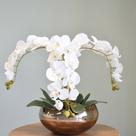 Arranjo com Três Hastes de Orquídeas Brancas no Vaso Bronze Arranjo com Três Hastes de Orquídeas Brancas no Vaso Bronze
