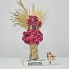 Arranjo de flores desidratadas com hortênsia vinho + vaso de vidro