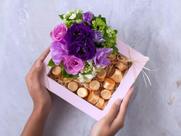 Arranjo de Flores Lilás com Chocolate Le Delice Para Entrega Arranjo de Flores Lilás com Chocolate Le Delice Para Entrega