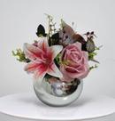 Arranjo de Flores Lírios e Rosas no vaso terrário Prata Arranjo de Flores Lírios e Rosas no vaso terrário Prata