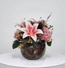 Arranjo de flores rosas com lírios artificiais no vaso