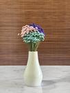 Arranjo de Flores SempreVivas Naturais em Vaso Decorativo, 15 cm, Branco com Padrão Art Déco