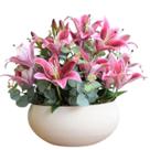 Arranjo De Lírios Flores Rosa Folhagem Eucalipto Vaso Bege