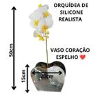 Arranjo de orquídea realista com vaso coração espelho