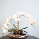 Arranjo Duas Orquídeas de Silicone Brancas no Vaso de Vidro Bronze