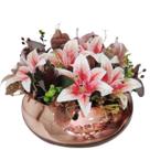 Arranjo Flores Lírios Rosa e Folhagem Verde Vaso Rosé Gold