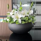 Arranjo Grande Centro Mesa Lírio Branco Artificial Vaso Preto
