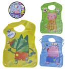 AVENTAL DE PLASTICO INFANTIL / BABADOR COM CATA MIGALHAS + tiras autocolantes ESTAMPAS SORTIDAS 40X28CM