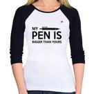 Baby Look Raglan My pen is bigger than yours Manga 3/4 - Foca na Moda Baby Look Raglan My pen is bigger than yours Manga 3/4 - Foca na Moda