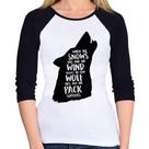 Baby Look Raglan When the snows fall and the white winds blow, the lone wolf dies, but the pack survives Manga 3/4 - Foca na Moda