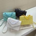 Bag com corrente de plástico estilosa